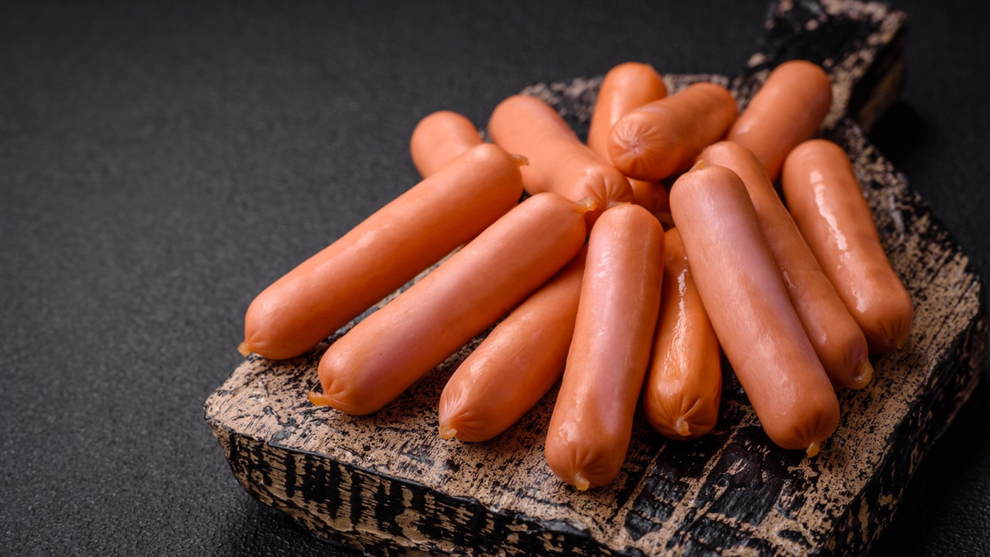 HRENOVKE IN SLANINA Občasna slanina, jajce in sir med tednom zjutraj ali hrenovka na žaru na poletnem pikniku ni razlog …