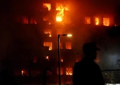 V stanovanjskem bloku izbruhnil obsežen požar: umrle štiri osebe, več jih je pogrešanih (FOTO&VIDEO)