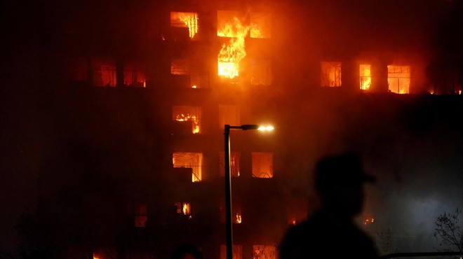 V stanovanjskem bloku izbruhnil obsežen požar: umrle štiri osebe, več jih je pogrešanih (FOTO&VIDEO) (foto: Profimedia)