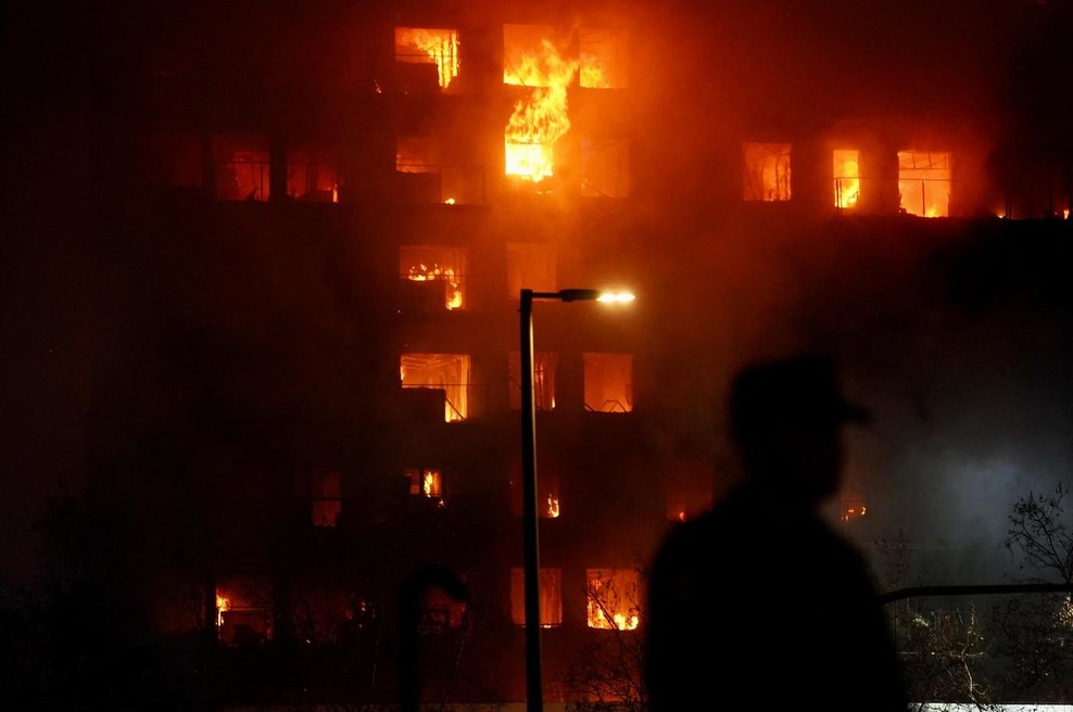 V stanovanjskem bloku izbruhnil obsežen požar: umrle štiri osebe, več jih je pogrešanih (FOTO&VIDEO) (foto: Profimedia)