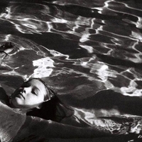 punčka plava na vodi