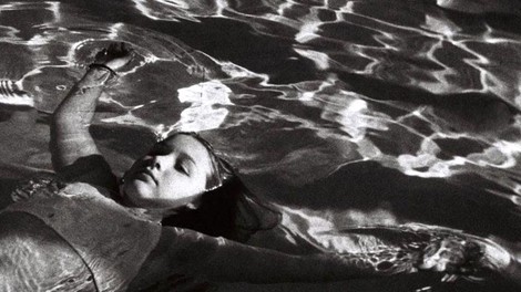 punčka plava na vodi