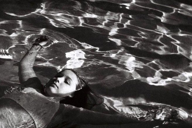 punčka plava na vodi