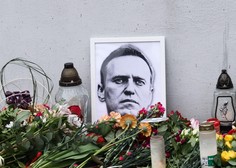 Truplo Navalnega le izročili njegovi materi. Kako bo potekal pogreb?