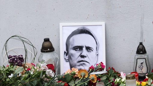 Truplo Navalnega le izročili njegovi materi. Kako bo potekal pogreb?