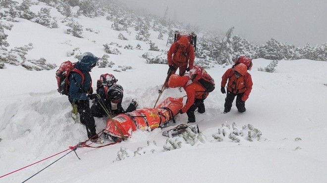 Planinca odšla v gore brez ustreznih oblačil in opreme, nato sta se znašla v snežnem metežu (sledilo je dramatično reševanje) (foto: Facebook/Gorska reševalna služba Kranj)