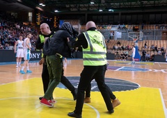 Incident v koprski Bonfiki: med tekmo z Izraelom je na igrišče skočil znani Slovenec (FOTO)