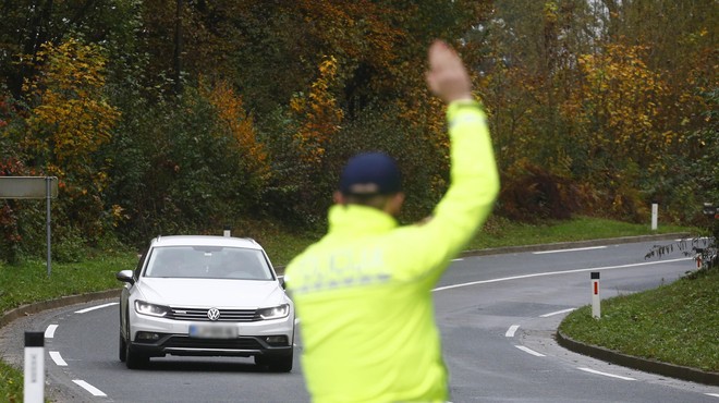 Mariborski policisti ustavili voznika brez vozniškega dovoljenja: pri tem so ugotovili, da bi moral biti že nekaj časa v zaporu (foto: Borut Živulović/Bobo)