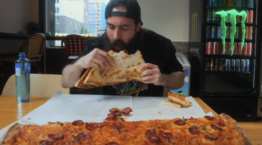 V nenavadnem svetu tekmovalnega prehranjevanja: kdo so posamezniki, ki lahko v enem dnevu pospravijo več kot 30.000 kalorij? (foto: Youtube/BeardMeatsFood/posnetek zaslona)