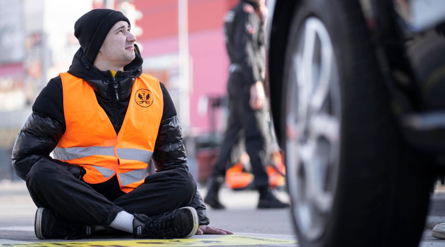 Protest podnebnih aktivistov pri sosedih: več ljudi se je prilepilo na pnevmatike tovornjaka (foto: Profimedia)