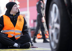 Protest podnebnih aktivistov pri sosedih: več ljudi se je prilepilo na pnevmatike tovornjaka