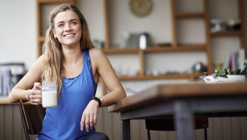 Ženska v rokah drži smoothie