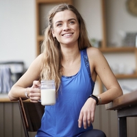 Ženska v rokah drži smoothie