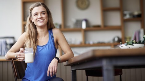 Ženska v rokah drži smoothie