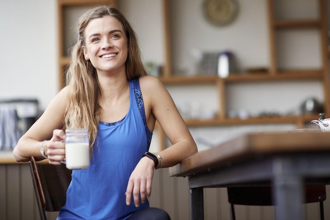 Ženska v rokah drži smoothie