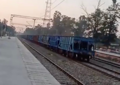 Saj ni res, pa je: vlak odpeljal kar brez strojevodje in z veliko hitrostjo prevozil več postaj (VIDEO)