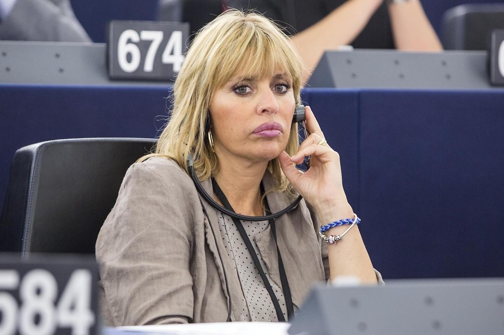 Neverjetno: evropsko poslanko napadli z berglami (foto: Profimedia)
