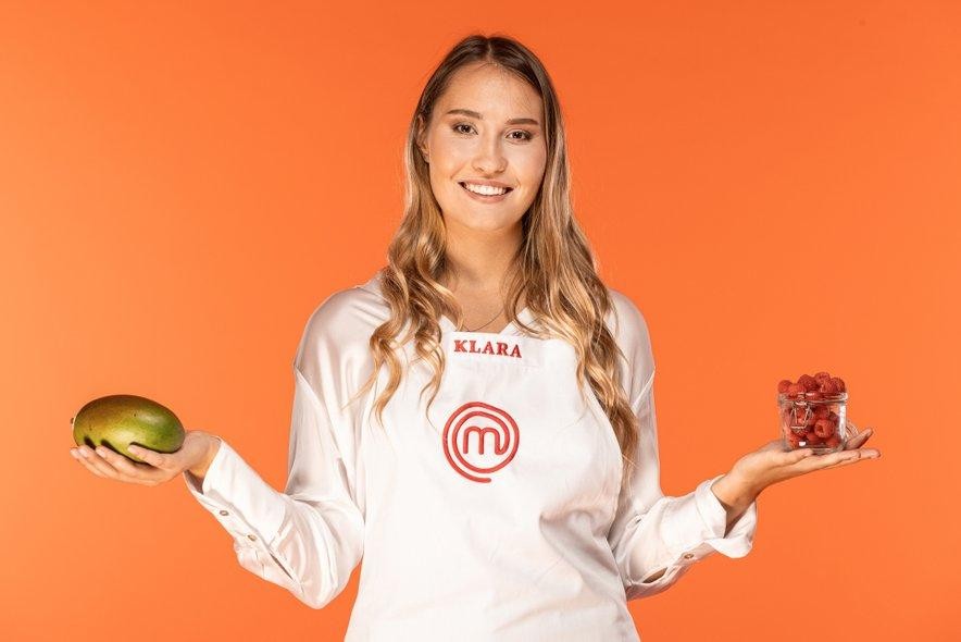 21- letna Klara rada ustvarja slaščice in širni Sloveniji želi predstaviti svojo strast, hkrati pa se želi v MasterChefu Slovenije …