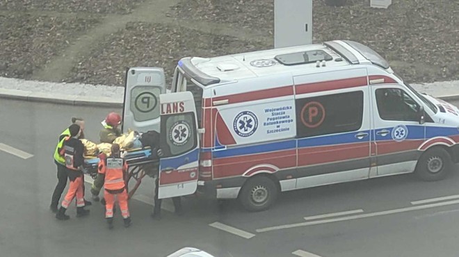 Voznik z veliko hitrostjo zapeljal v množico, poškodovanih 17 ljudi (foto: Twitter/bandyci_drogowi)