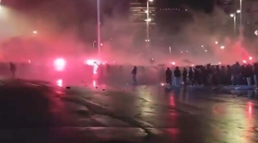 Ne dogaja se zgolj v Sloveniji: huligani na delu tudi v Španiji, v Bilbau policija bežala pred nasilneži (VIDEO) (foto: Omrežje X)