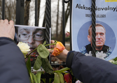 Dokazali, da se ne bojijo Putina: pogreba Alekseja Navalnega v Moskvi se je udeležila množica ljudi