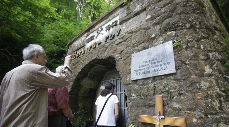 Mineva 15 let od odkritja grobišča v Hudi Jami: nekatere postrelili, druge žive zazidali v rov (foto: Srdjan Zivulovic/Bobo)