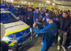 Kam smo prišli? Množica ljudi odgnala policiste in se jim glasno posmehovala (VIDEO)