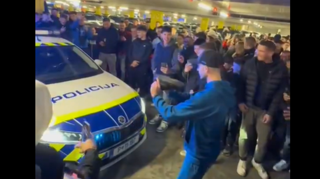Kam smo prišli? Množica ljudi odgnala policiste in se jim glasno posmehovala (VIDEO) (foto: TikTok/Posnetek zaslona)