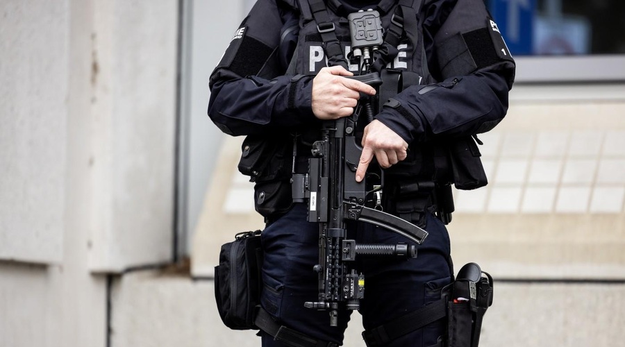 Štirje mladostniki naj bi načrtovali teroristični napad, policija že ukrepala (foto: Profimedia)