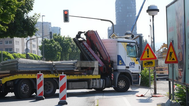 Vozniki, pozor! V ponedeljek se zapira del ene najbolj obleganih cest v Ljubljani (foto: Žiga Živulović Jr./Bobo)