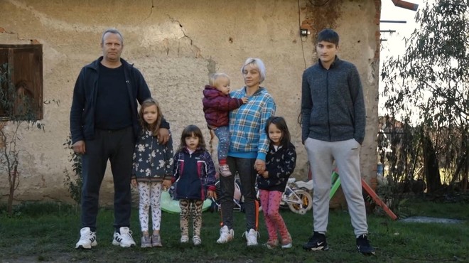 Delovna akcija bo prenovila dom 7-članski družini Tomažič: "Ko vidiš otroke, bi dal ..." (foto: Voyo/posnetek zaslona)