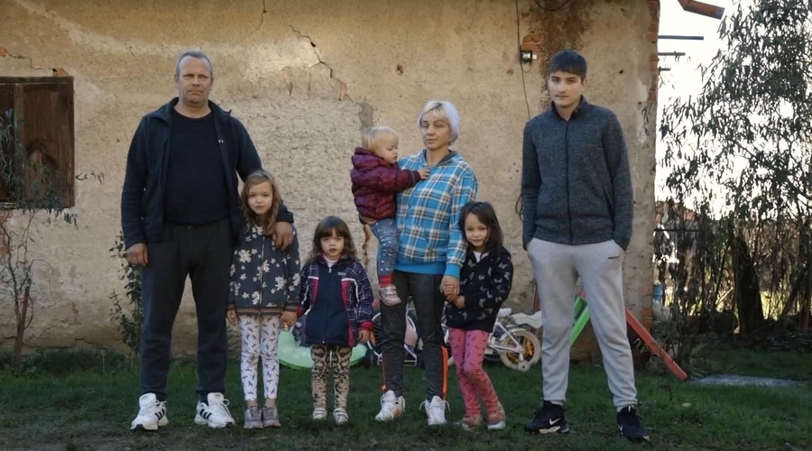 Delovna akcija bo prenovila dom 7-članski družini Tomažič: "Ko vidiš otroke, bi dal ..." (foto: Voyo/posnetek zaslona)