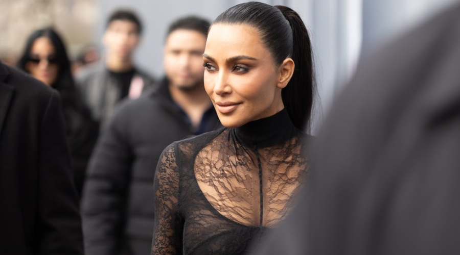 FOTO: Kakšna blamaža! Kim Kardashian v tej obleki sprožila ogorčenje ... (je to storila namenoma?) (foto: Profimedia)