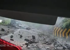 Grozljivka na avtocesti: kamenje pod seboj dobesedno zmečkalo tovorno vozilo (VIDEO)