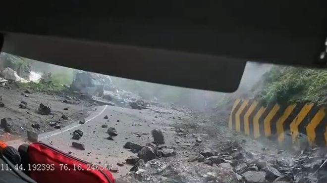 Grozljivka na avtocesti: kamenje pod seboj dobesedno zmečkalo tovorno vozilo (VIDEO) (foto: X/Massimo/posnetek zaslona)