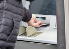 Tatvina sredi belega dne: nanjo se je spravil kar pri bankomatu (policija prosi za pomoč)