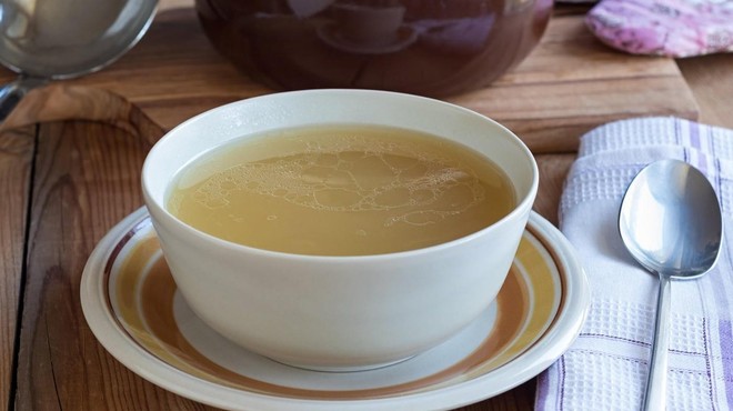Kostna juha je bogata z aminokislinami, ki igrajo ključno vlogo pri krepitvi imunskega sistema. (foto: Profimedia)