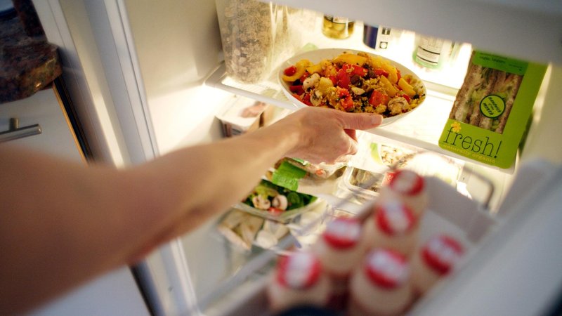 Hrana naj se ohladi, preden jo postavite v hladilnik.