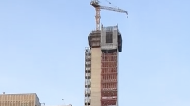 Pred znamenitostjo raste visoka stolpnica, razgled ne bo nikoli več enak (VIDEO) (foto: Tiktok/thedon_owen/posnetek zaslona)
