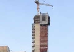 Pred znamenitostjo raste visoka stolpnica, razgled ne bo nikoli več enak (VIDEO)