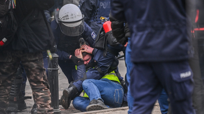 Nasilni protesti kmetov na Poljskem: v spopadih s protestniki ranjenih več policistov (foto: Profimedia)