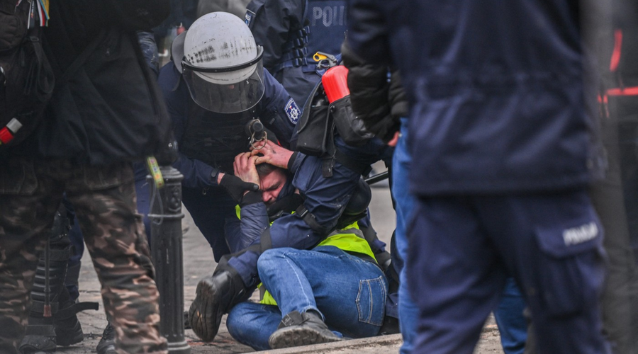 Nasilni protesti kmetov na Poljskem: v spopadih s protestniki ranjenih več policistov (foto: Profimedia)