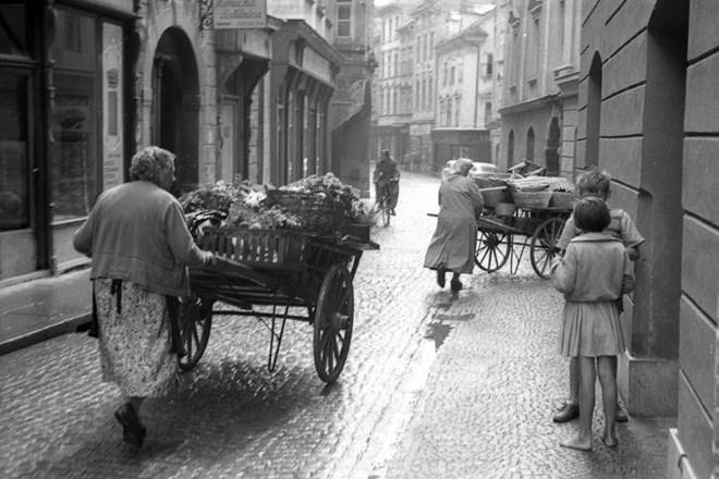 Fotografija iz leta 1960: Trnovčanke in Krakovčanke so svoje cize vsakodnevno rinile na tržnico in nazaj domov po ustaljeni poti skozi Staro Ljubljano in čez Čevljarski most.