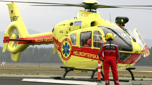 Tragična nesreča na Goričkem: triletnega otroka zaradi hudih poškodb odpeljali s helikopterjem