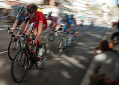 Bizarna kolesarska dirka: zaradi nenapovedanih dopinških kontrol na cilj prišla le slaba tretjina tekmovalcev