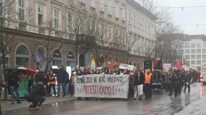 Ob dnevu žena ljubljanske ulice zavzeli protestniki: "Če naše delo ni vredno, protestiramo" (FOTO) (foto: Uredništvo)