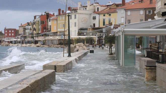 Alarm na slovenski obali: možen je dvig morske gladine, kdaj bo največja nevarnost? (foto: Borut Živulović/Bobo)