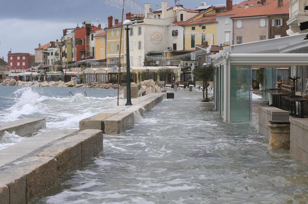 Alarm na slovenski obali: možen je dvig morske gladine, kdaj bo največja nevarnost? (foto: Borut Živulović/Bobo)