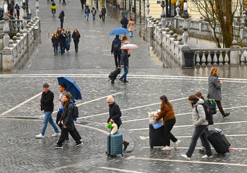 Vremenska fronta je prek severne Italije prišla v Slovenijo.