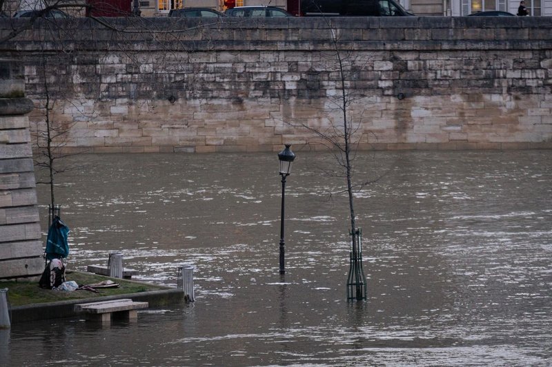 Pred dnevi je poplavila tudi reka Sena.